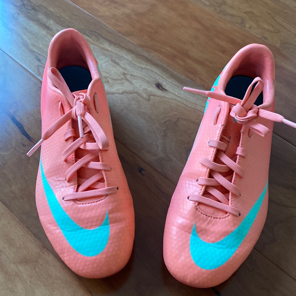 Soccer shoes